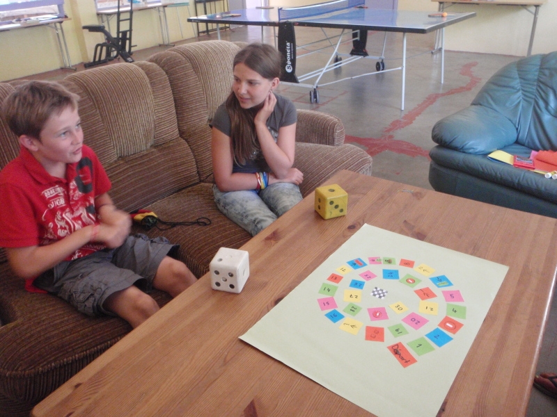 Village Camps International Summer Camp Ard&egrave;che, France 2019-07-26 https://www.villagecamps.com/journals_admin/images/77-28-French board game.jpg